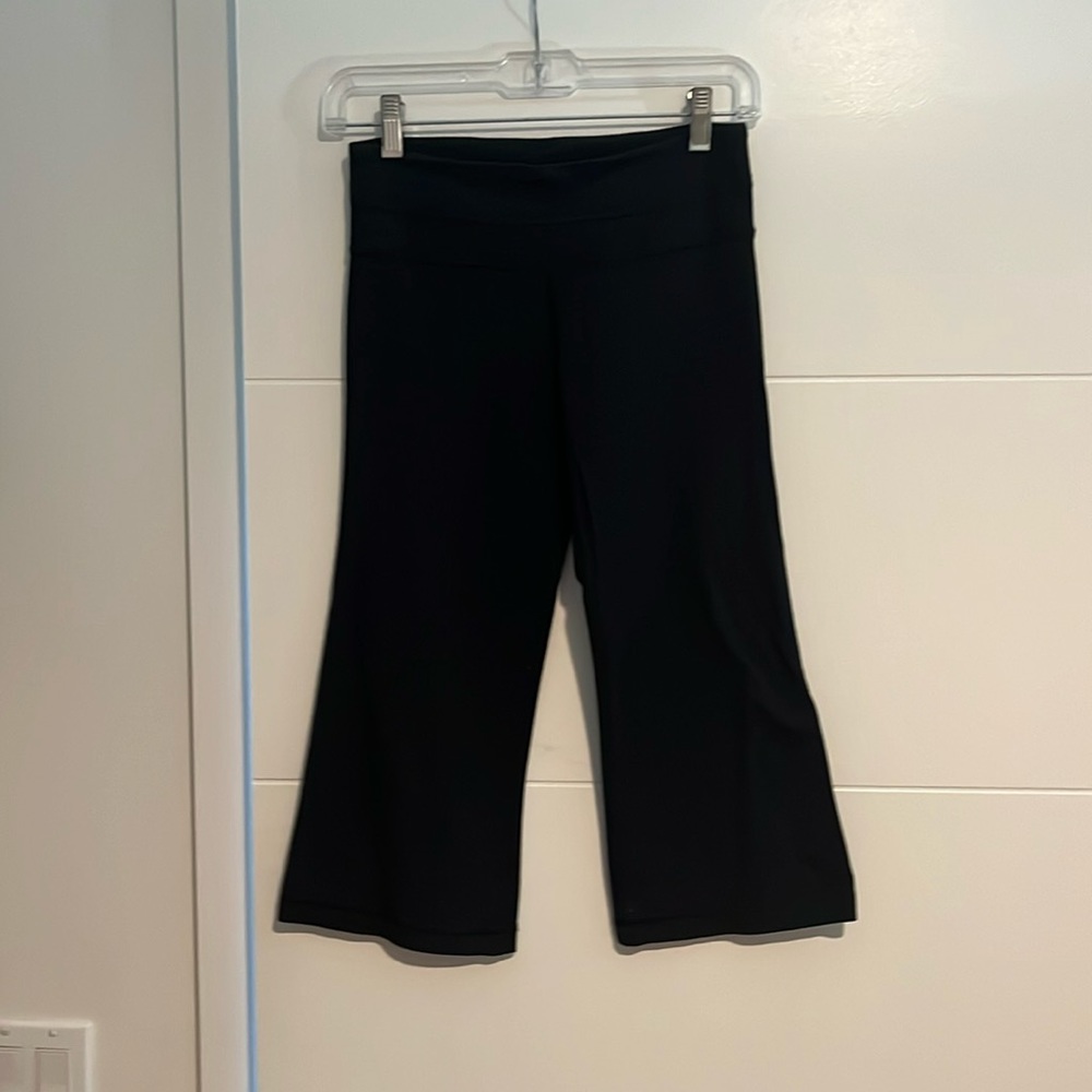 Black below the knee Lululemon yoga pants
